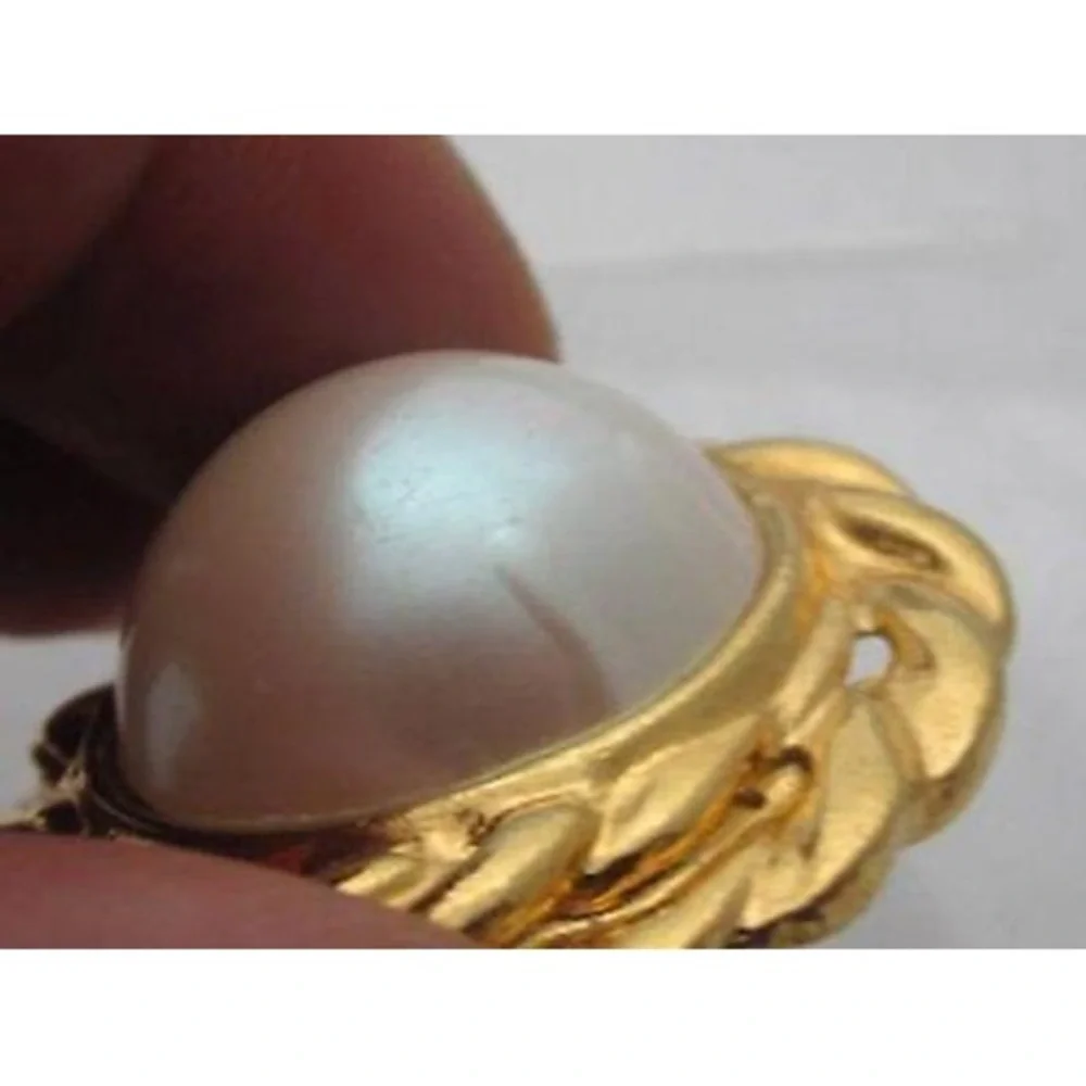 Vintage Beautiful Large Round Faux Pearl Cab Textured Gold‎ Plated Scarf Clip